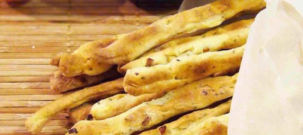 Хлебные палочки с луком