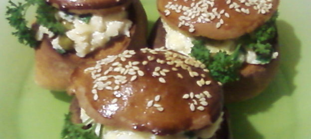 Яичница-болтунья в булочках