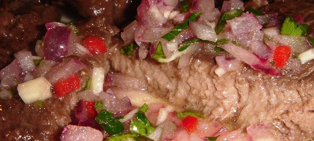 Стейки из говяжьего филе в винном маринаде с соусом чимичури