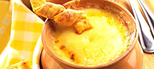 Луковый суп на говяжьем бульоне с травами