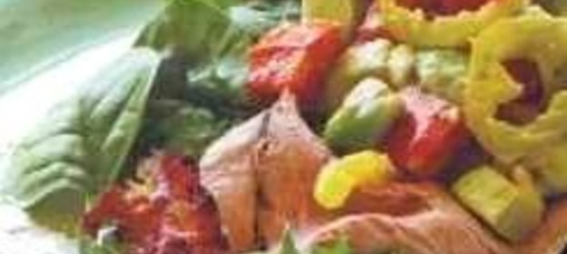 Салат с мясом на лепешке