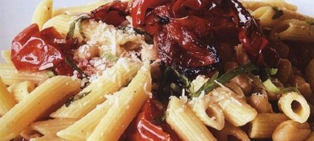 Паста «Пенне» с жареными помидорами, чесноком и фасолью