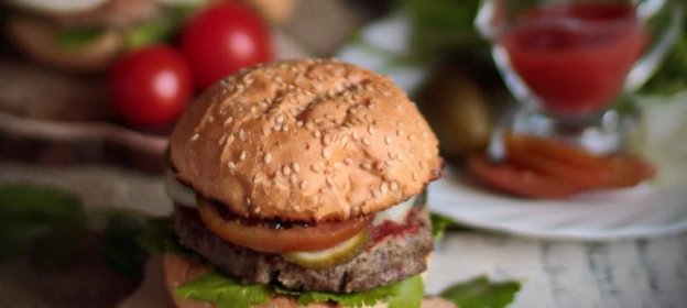 Бургер с гречневой котлетой, кинзой и жареным луком