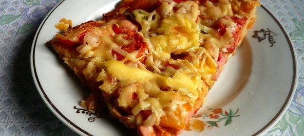 Домашняя пицца с сосисками и луком-пореем