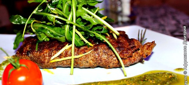 Стейк с креветками и устричным соусом