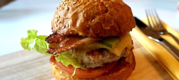 Домашний бургер с мясной котлетой и беконом