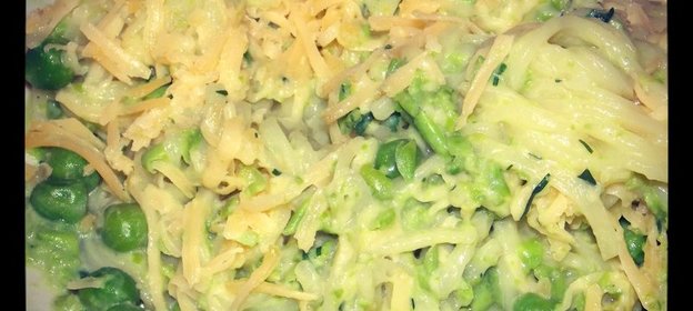 Тальятелли с зеленым горошком, кресс-салатом и пармезаном