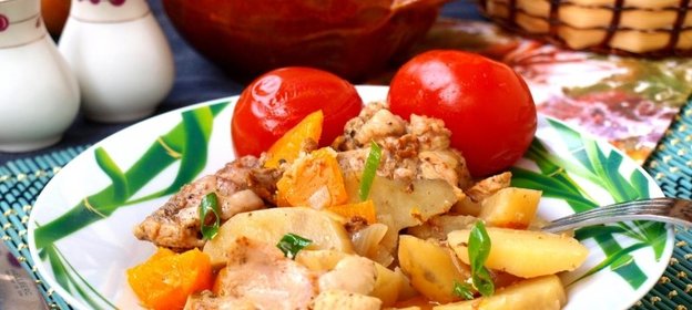 Кролик с тыквой и картофелем в горшочках