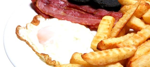 Яичница с картофельной соломкой и беконом