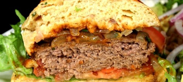 Бургеры на гриле с фетой и жаренным красным луком