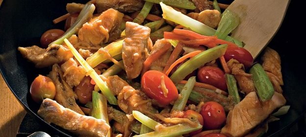 Судак и овощи в кисло-сладком соусе