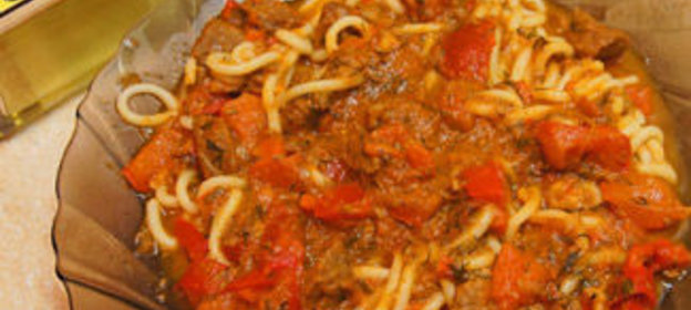 Паста с говядиной в томатном соусе