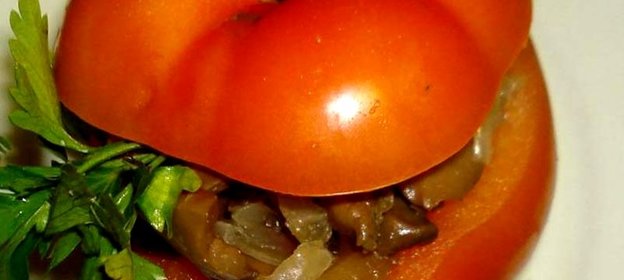 Помидоры, фаршированные солеными грибами