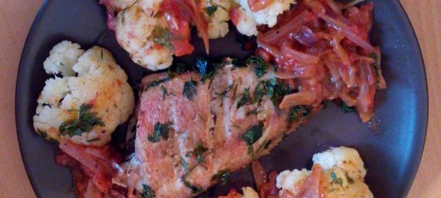 Морской окунь с цветной капустой в папрично-томатном соусе