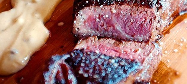 Нью-Йорк-стейк с перечным соусом