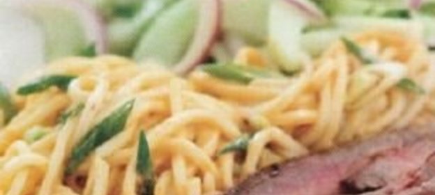 Лапша со стейком под арахисовым соусом