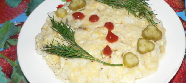 Яичница рисовая с сыром и кусочками куриного филе