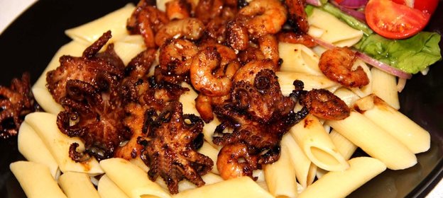 Паста с осьминогами и креветками