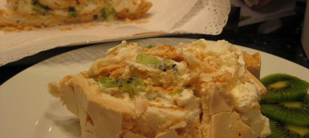 Kiwi meringue roll