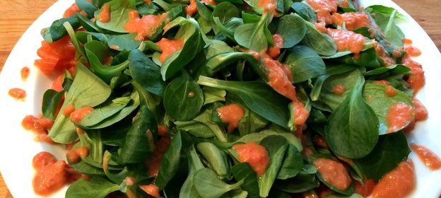 Карпаччо из слабосоленого лосося с аджикой и хреном