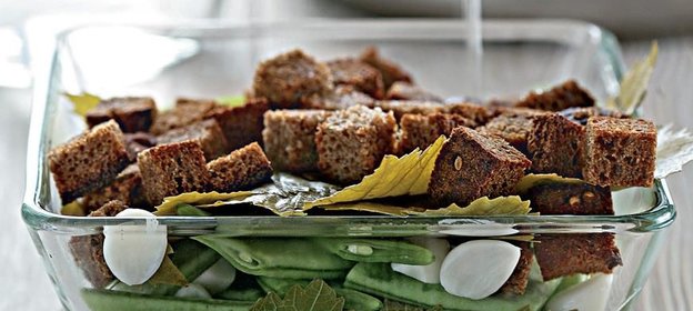 Фасоль, соленая с чесноком и ржаным хлебом