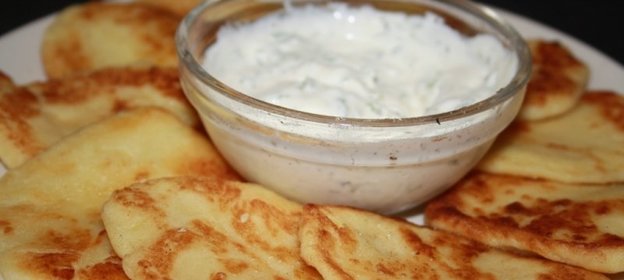 Картофельные лепешки со сметанным соусом