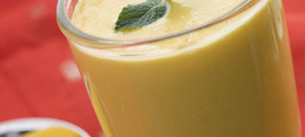 Смузи из манго с имбирем и клубникой