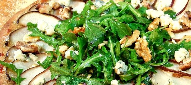 Пицца с грушей и сыром