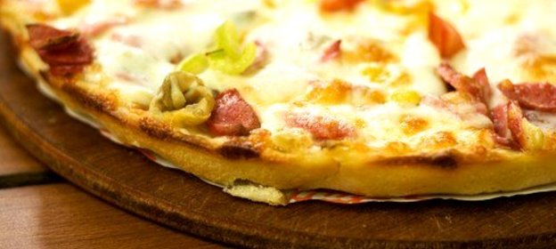 Пицца со шпиком, брюссельской капустой и миндалем