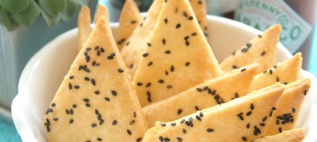 Печенье из пармезана с кунжутом, морской солью и острым соусом