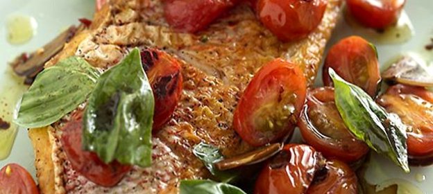 Морская рыба с томатами и зеленью