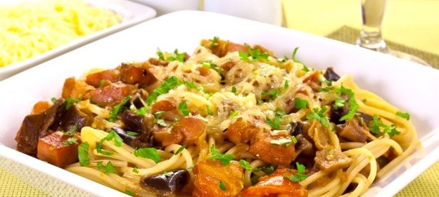 Спагетти с баклажанами, белыми грибами и грудинкой