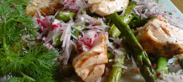 Салат из зелёной спаржи ,редиса и форели Цветение