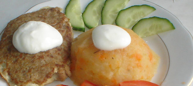 Мясные оладьи с овощами