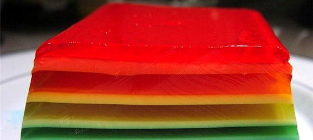 Разноцветное слоеное желе