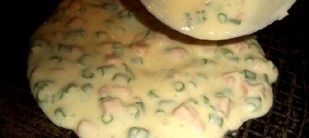 Лепешка на завтрак с яйцами и колбасой