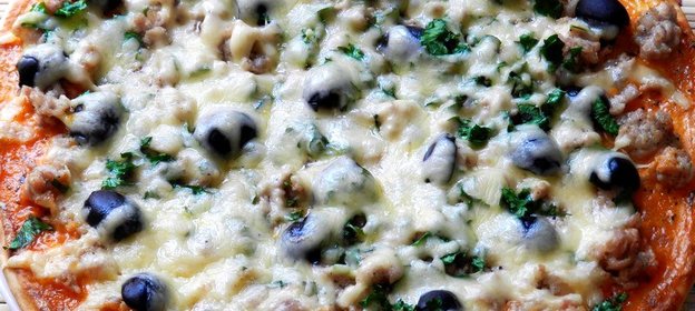 Пицца с мясом и зеленью