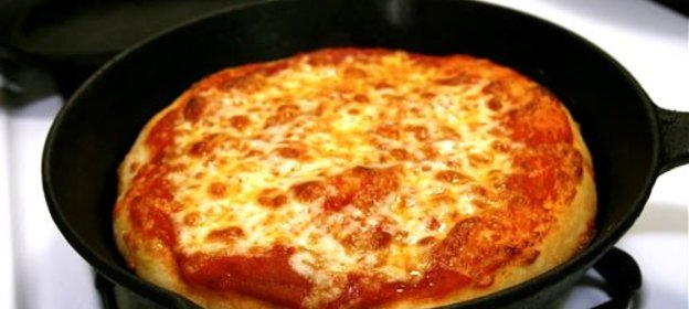 Пицца с курицей на сковороде