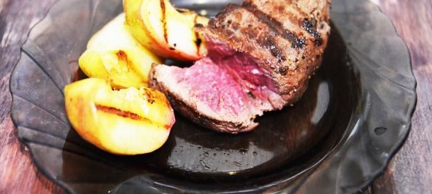 Стейк с персиками и абрикосами на гриле
