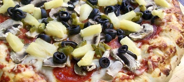 Пицца с ананасами и грибами
