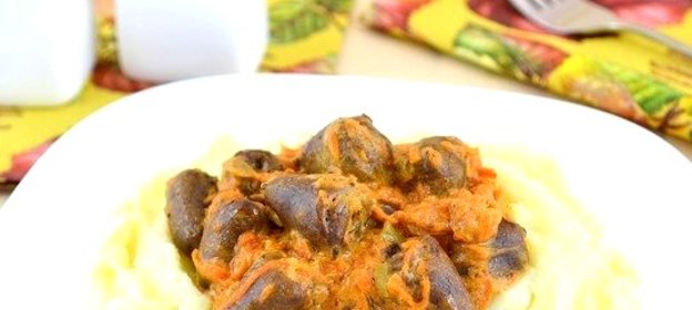 Тушеные куриные сердечки