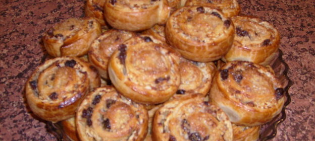 Булочки с яблоками и изюмом