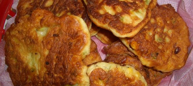 Кукурузные оладьи с зеленым луком