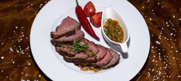 Стейк Монтевидео с соусом чимичури