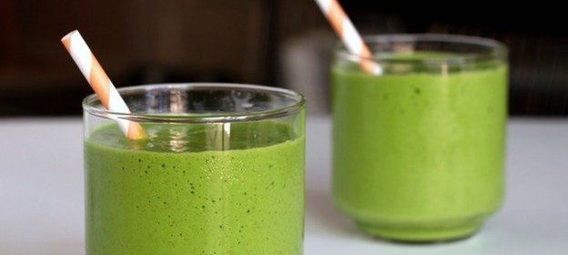 Зеленый смузи с яблоком, авокадо и шпинатом