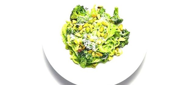 Спагетти с песто из фисташек и брокколи