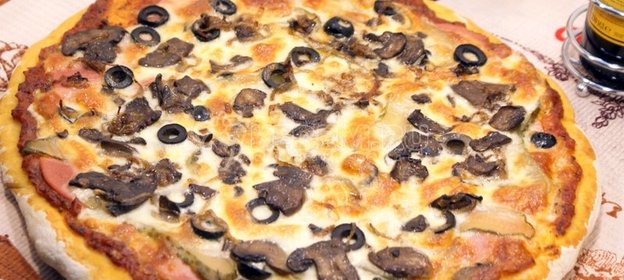 Пицца с колбасой и грибами