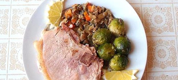 Свиные стейки с грибами и брюссельской капустой