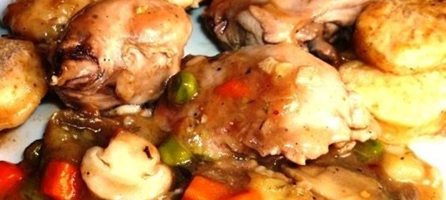 Пряная курица с овощами и булочками