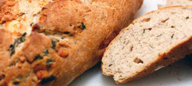 Домашний хлеб с орехами, базиликом и козьим сыром